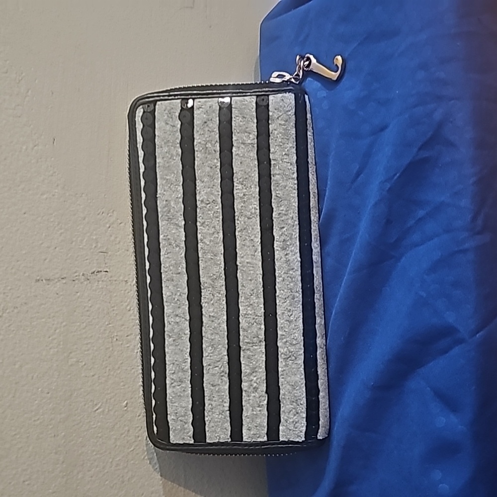 Juicy Couture Wristlet-missing - Picture 3 of 4